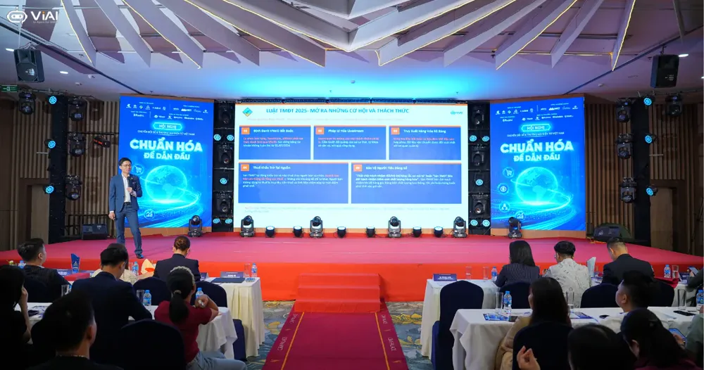 Diễn giả trình bày về Luật TMĐT 2025 trên sân khấu Hội nghị Chuyển đổi số & Thương mại điện tử Việt Nam