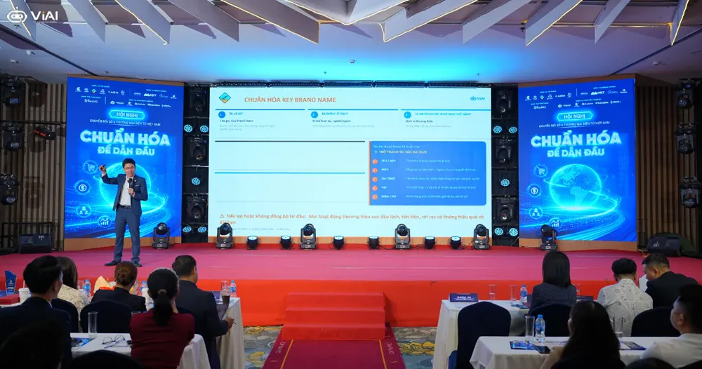 Diễn giả trình bày về chuẩn hóa tên thương hiệu (Key Brand Name) trên sân khấu hội nghị
