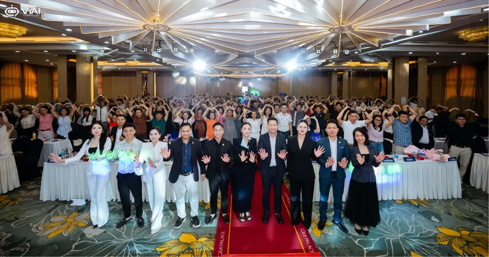 Diễn giả, khách mời và người tham dự cùng chụp ảnh lưu niệm trong hội trường