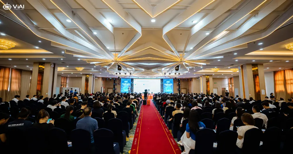 Toàn cảnh hội trường đông người tham dự Hội nghị Chuyển đổi số & Thương mại điện tử Việt Nam