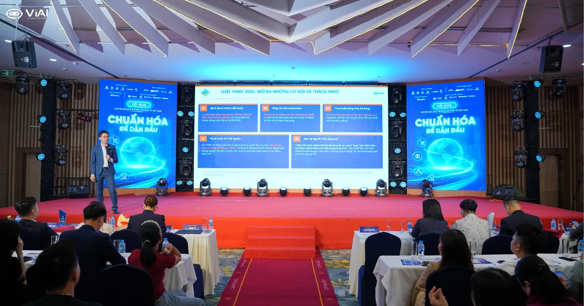Diễn giả trình bày về Luật TMĐT 2025 trên sân khấu Hội nghị Chuyển đổi số & Thương mại điện tử Việt Nam